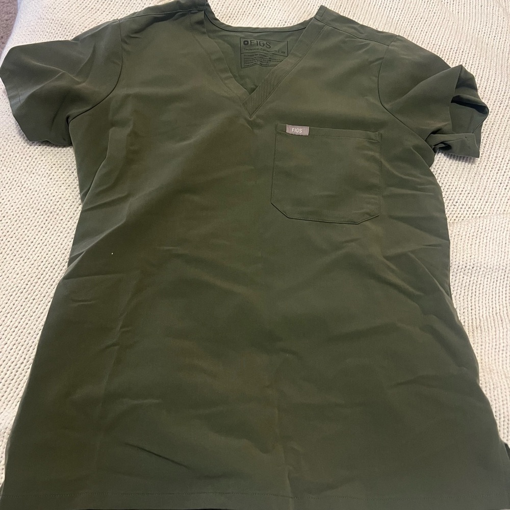 Figs scrub top